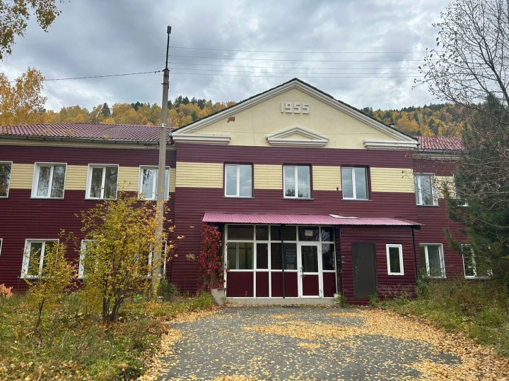 Продается здание (общежитие на 48 мест), Республика Хакасия, г. Саяногорск, пгт. Майна, Административная площадь, стр. 4
